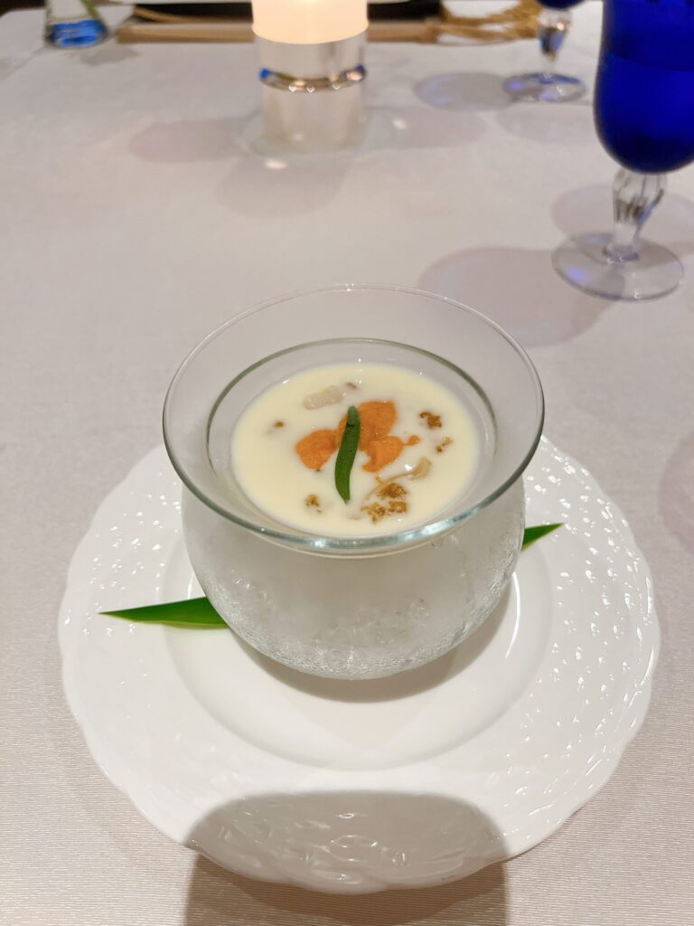 魚介料理
黒あわびの薄切り　雲丹　ビシソワーズスープ　コンソメジュレと共に
