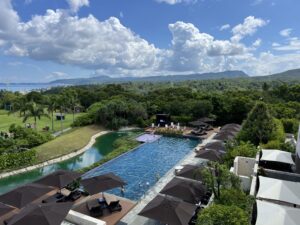 リッツカールトン沖縄　プールサイドの景色