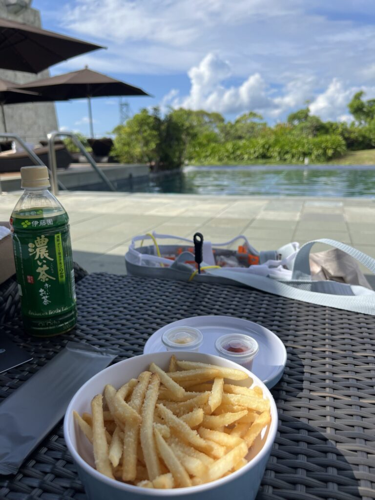 リッツカールトン沖縄　プールサイドバーで軽食