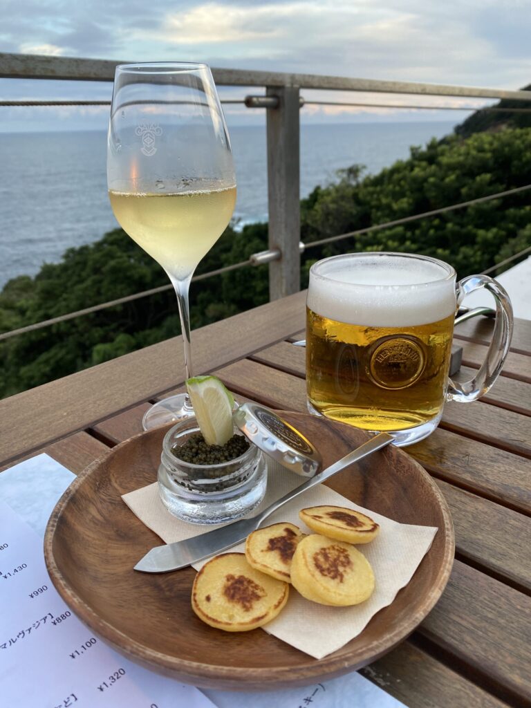 ザマナビレッジ アズレッシモの夕食(キャビアとブリニ、ビール) / Dinner aperitivo at Azzurrissimo, The Mana Village Kochi (caviar, blini, beer)