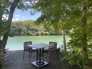 レストランのテラス。湖畔を眺めながらチェックイン