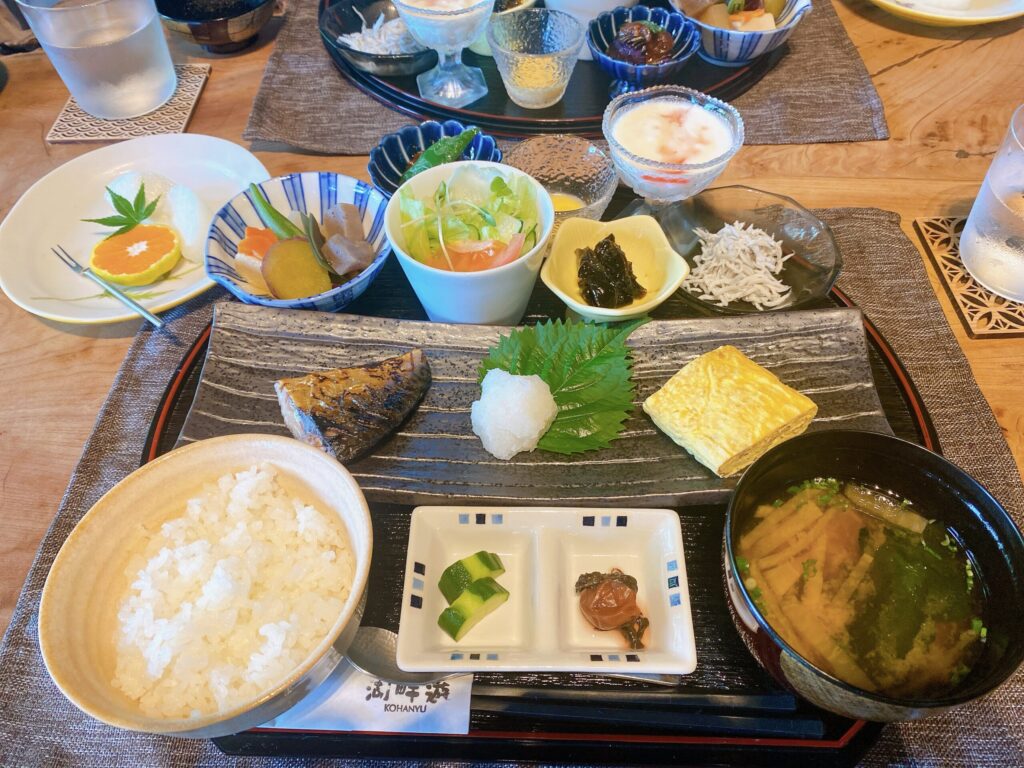 湖畔遊 朝食 和定食｜湖を眺めながら楽しむ朝ごはん ：Japanese-style breakfast at Kohanyu with a lakeside view