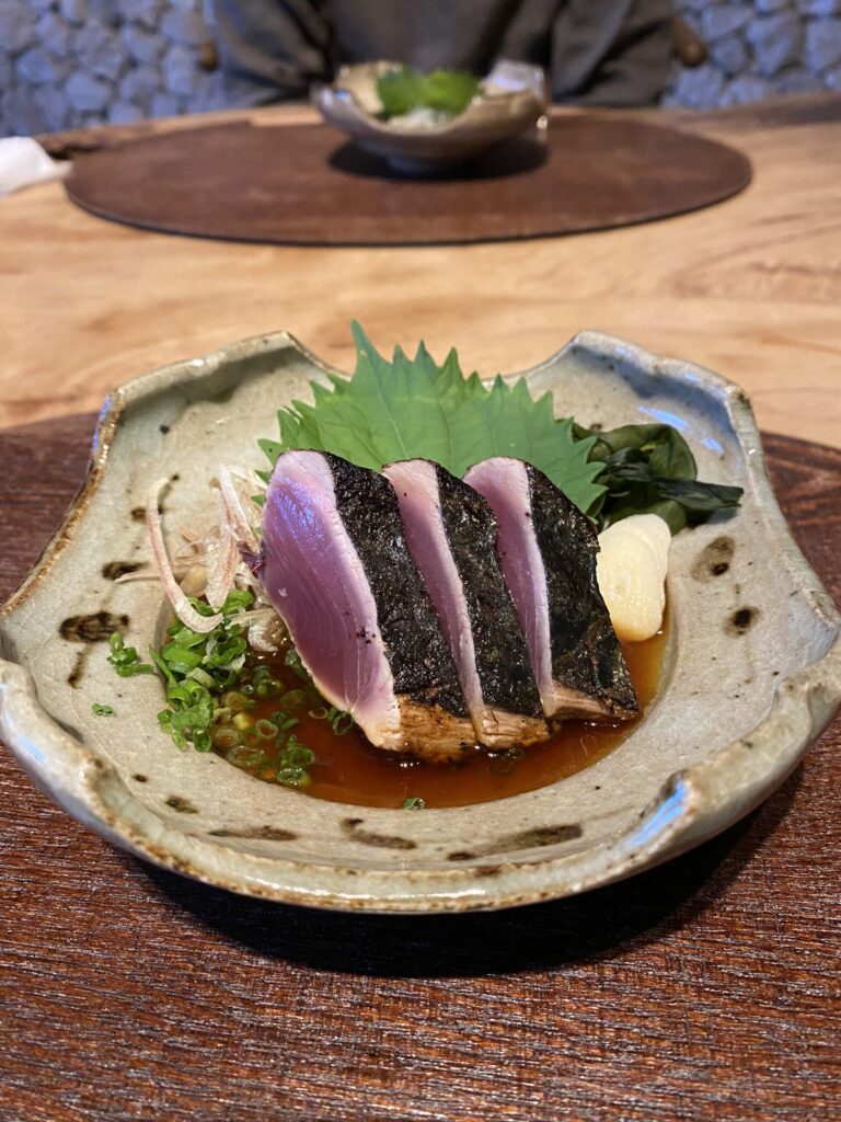 湖畔遊 夕食 鰹のたたき｜藁焼きの香ばしい郷土料理 ：Dinner at Kohanyu｜Seared bonito (katsuo tataki), a local specialty