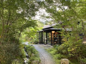 湖畔遊の外観｜高知の湖と緑に囲まれた宿 • 英語：Exterior of Kohanyu, a lakeside inn surrounded by nature in Kochi