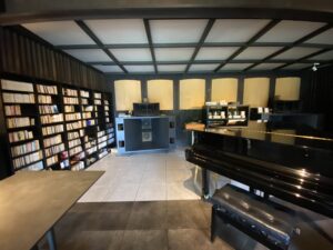 湖畔遊ロビーラウンジに置かれたピアノとCD、コンポ。宿泊者が自由に音楽を楽しめる空間。/Piano, CDs, and stereo system in the Kohanyu lounge, creating a relaxing music space for guests.