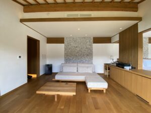 湖畔遊 マッキントッシュスイートのリビングと湖畔の景色：Living room of the Macintosh Suite at Kohanyu with lake view