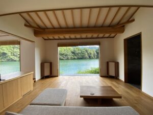 湖畔遊 マッキントッシュスイートのリビングと湖畔の景色：Living room of the Macintosh Suite at Kohanyu with lake view
