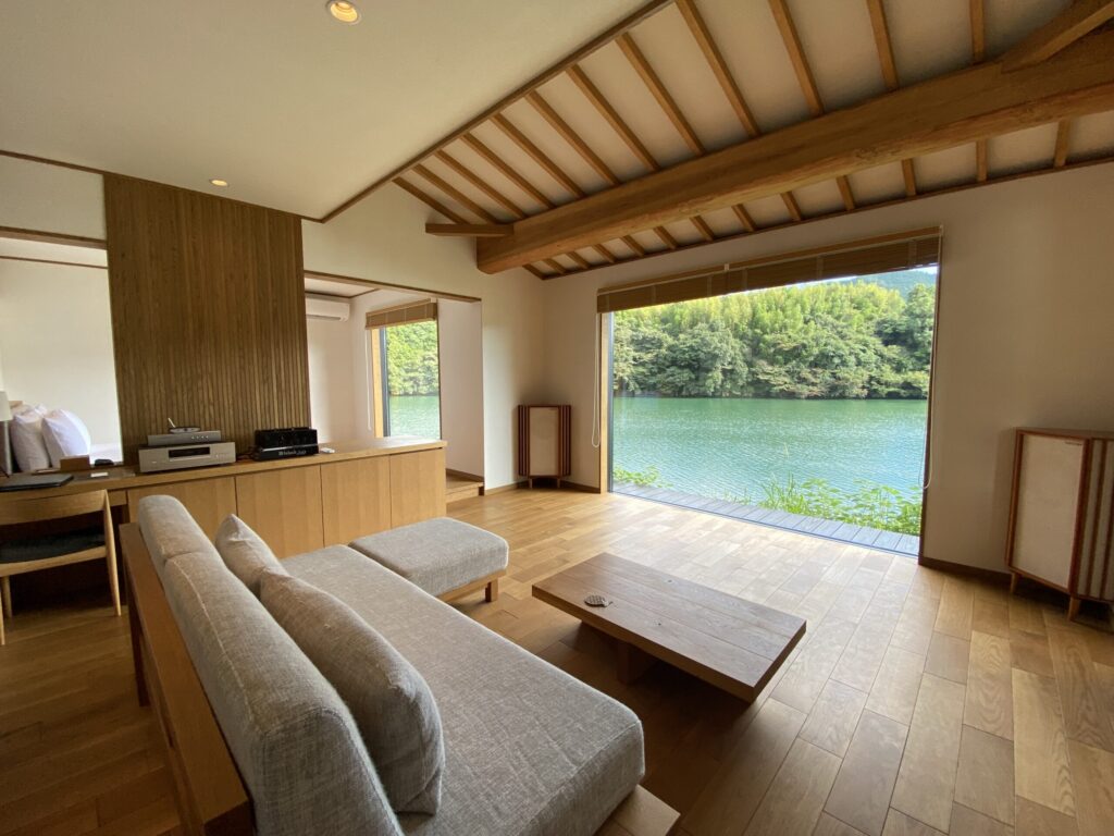 湖畔遊 マッキントッシュスイートのリビングと湖畔の景色：Living room of the Macintosh Suite at Kohanyu with lake view