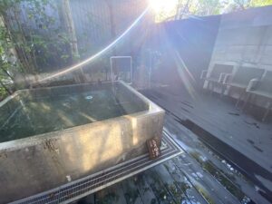 湖畔遊 貸切露天風呂 ：Private open-air bath at Kohanyu.