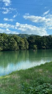 湖畔遊 マッキントッシュスイートから望む物部川の景色/View of the Monobe River from the Macintosh Suite at Kohanyu｜Peaceful nature scenery View of the Monobe River from the Macintosh Suite at Kohanyu｜Peaceful nature scenery
