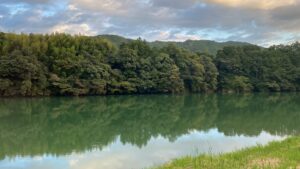 客室の窓から広がる物部川/Scenic view of the Monobe River