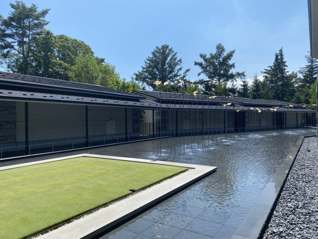 エクシブムセオ館内のアートオブジェ|客室へ向かう途中にある印象的な葉の噴水