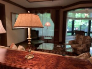 エクシブ軽井沢サンクチュアリSグレードのリビングにあるライト/Exiv Karuizawa Sgrade suite living