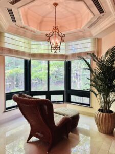 エクシブ軽井沢サンクチュアリSグレードのリビング、一人がけソファ/Exiv Karuizawa Sgrade suite living