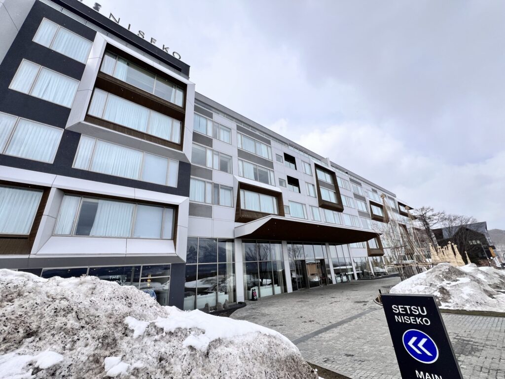 冬の北海道ニセコにある雪ニセコホテルの外観/Exterior of Setsu Niseko Hotel in winter, Hokkaido Japan