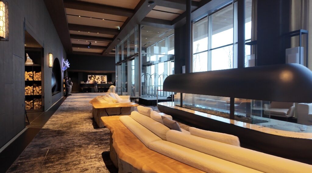 雪ニセコのロビー内観 Setsu Niseko luxury hotel lobby