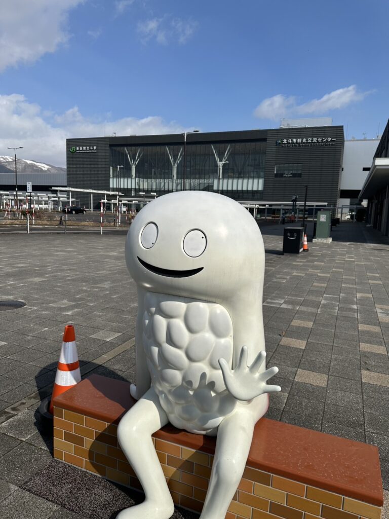 新函館北斗駅前のずーしーほっきーモニュメント