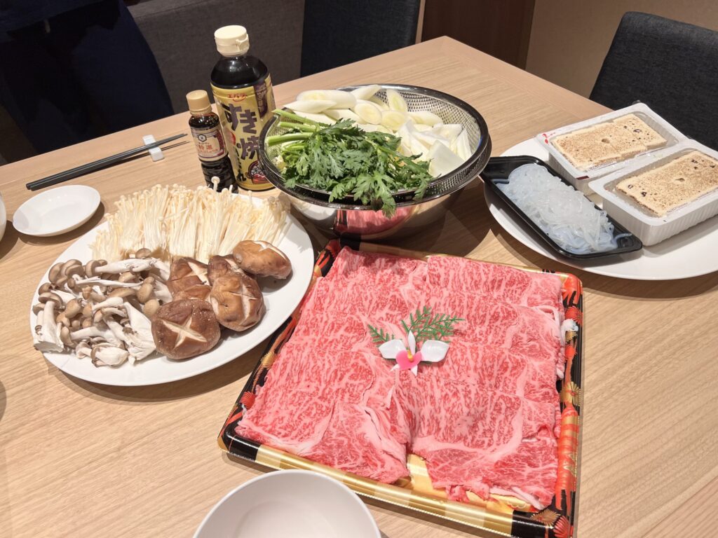 雪ニセコ客室ですき焼き セツニセコ in-room sukiyaki dinner