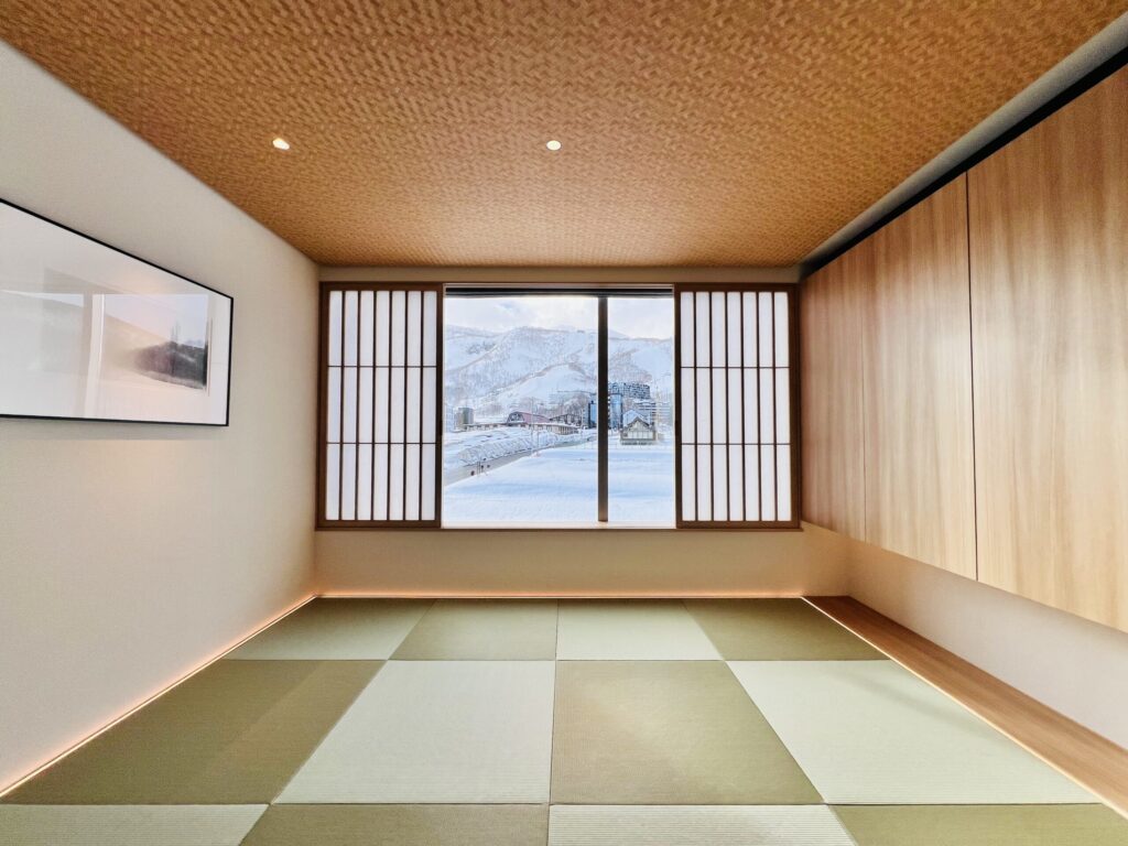 雪ニセコ 1ベッドルームの和室 畳スペース Setsu Niseko tatami room with mountain view