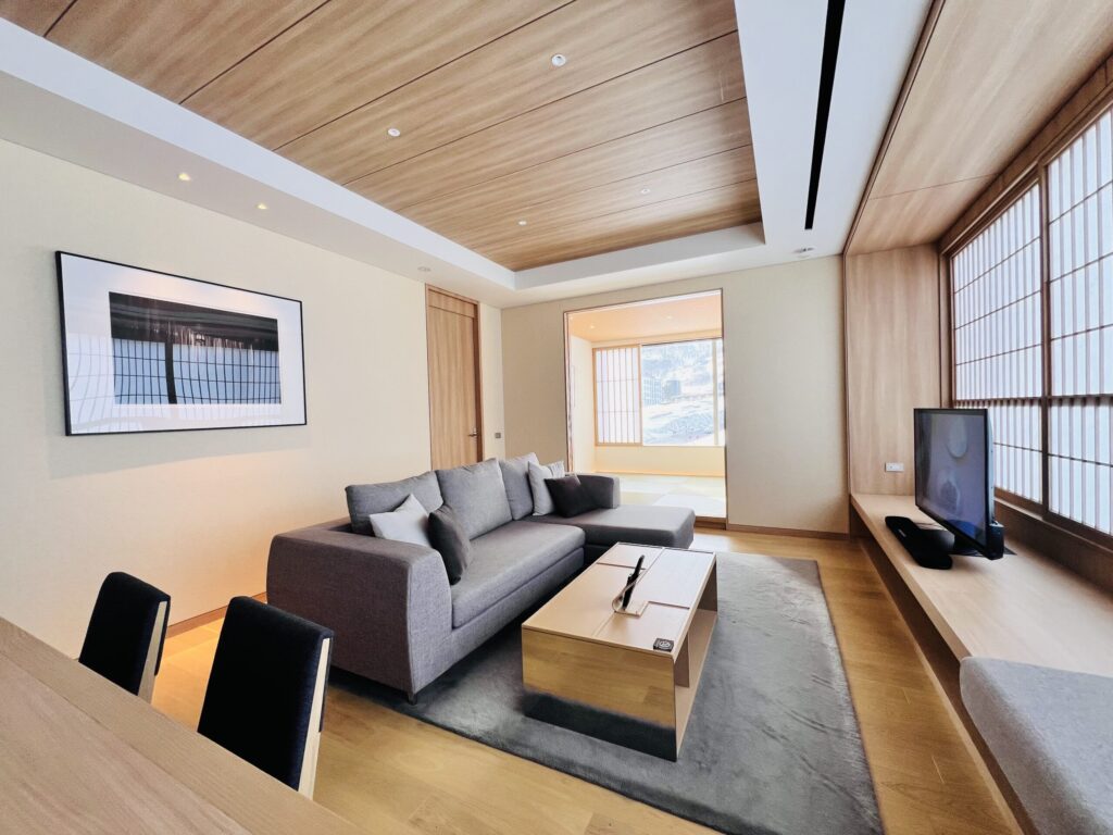 雪ニセコ 1ベッドルームスイートのリビング Setsu Niseko one bedroom suite living room