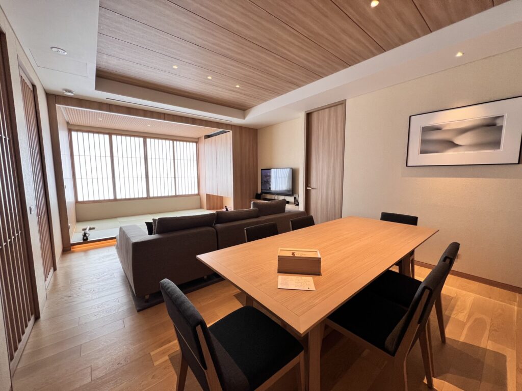 雪ニセコ 2ベッドルームスイートのリビングダイニング Setsu Niseko two bedroom suite living dining