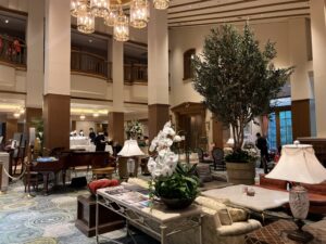 軽井沢エクシブ本館ラウンジの内観｜シャンデリアとピアノのある高級ホテル空間 Alt Text（English） XIV Karuizawa main lounge interior with chandelier and piano in a luxury hotel 軽井沢エクシブ本館ラウンジの内観｜シャンデリアとピアノのある高級ホテル空間/XIV Karuizawa main lounge interior with chandelier and piano in a luxury hotel