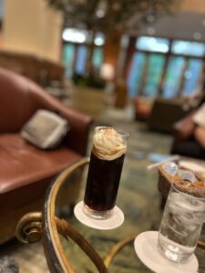 軽井沢エクシブラウンジのアイスウィンナーコーヒー｜生クリーム付きドリンク/Iced Vienna coffee with whipped cream at XIV Karuizawa lounge